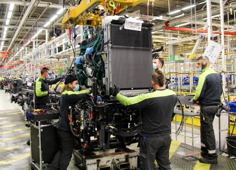 Trabajadores de Volvo ensamblan un motor en la línea de producción.