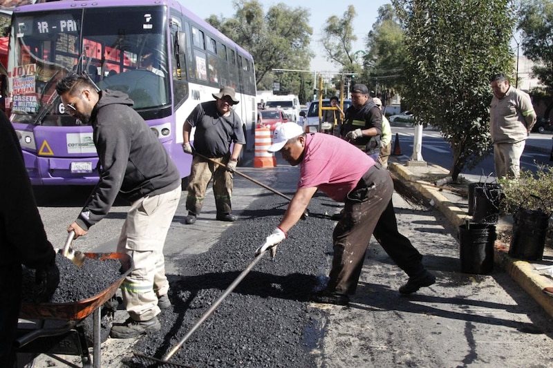 Trabajadores de la construcción pavimentando una calle