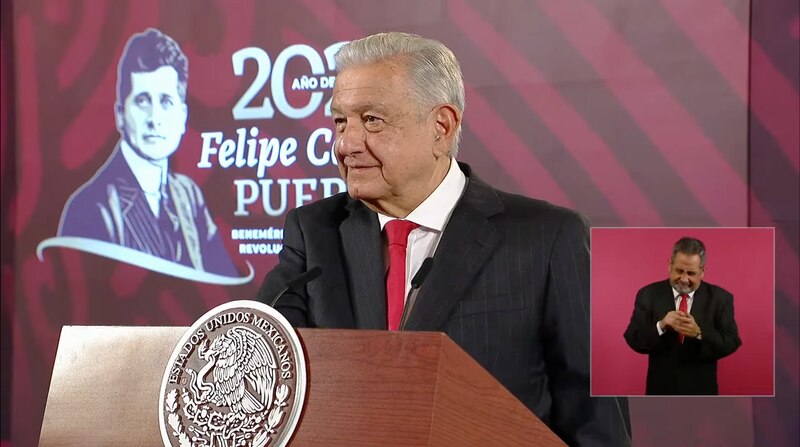 El presidente Felipe Calderón da un discurso.