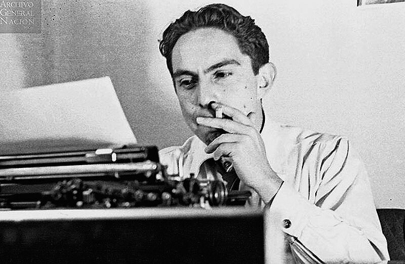 El escritor argentino Julio Cortázar en su escritorio.