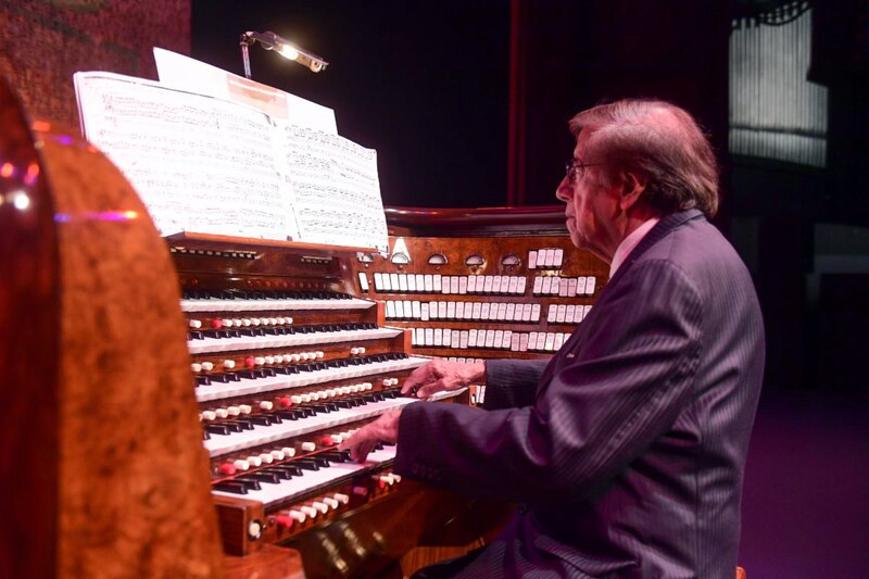 Un organista tocando un órgano de tubos.