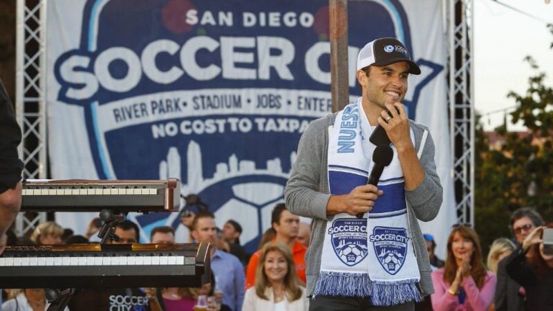 El jugador de fútbol Landon Donovan es presentado como el nuevo jugador del Club de Fútbol San Diego.