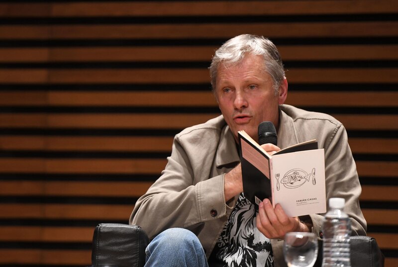 El escritor chileno Fabián Casas lee su obra en un evento literario.