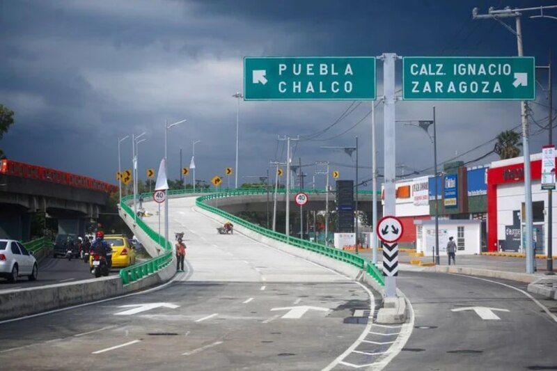 Autopista urbana con tráfico fluido