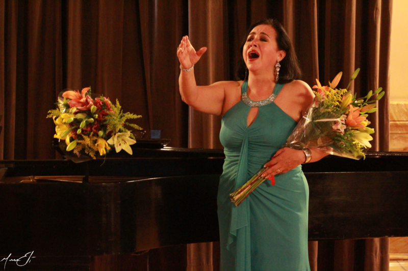 Cantante de ópera en un concierto