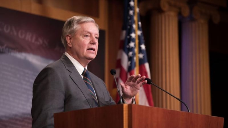 El senador Lindsey Graham habla en el podio.