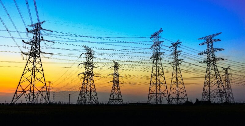 Líneas eléctricas al atardecer