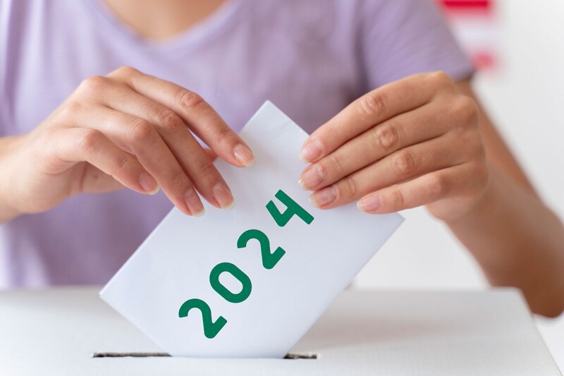 Mujer depositando su voto en una urna