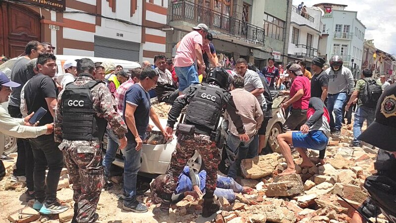 Rescatistas buscan sobrevivientes entre los escombros de un edificio colapsado