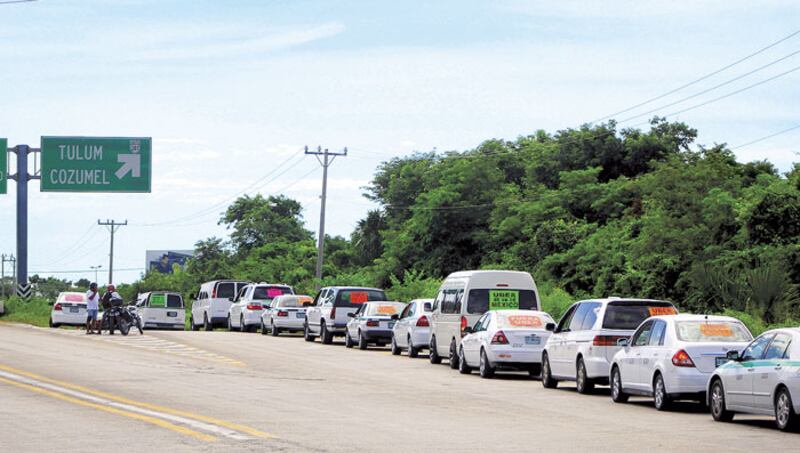 Taxistas de Cancún bloquean la carretera federal