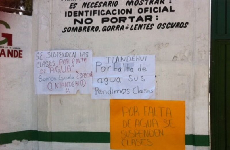 Title: Protesta por falta de agua en escuela de Oaxaca