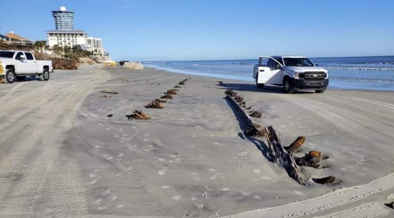 Restos de un naufragio en la playa