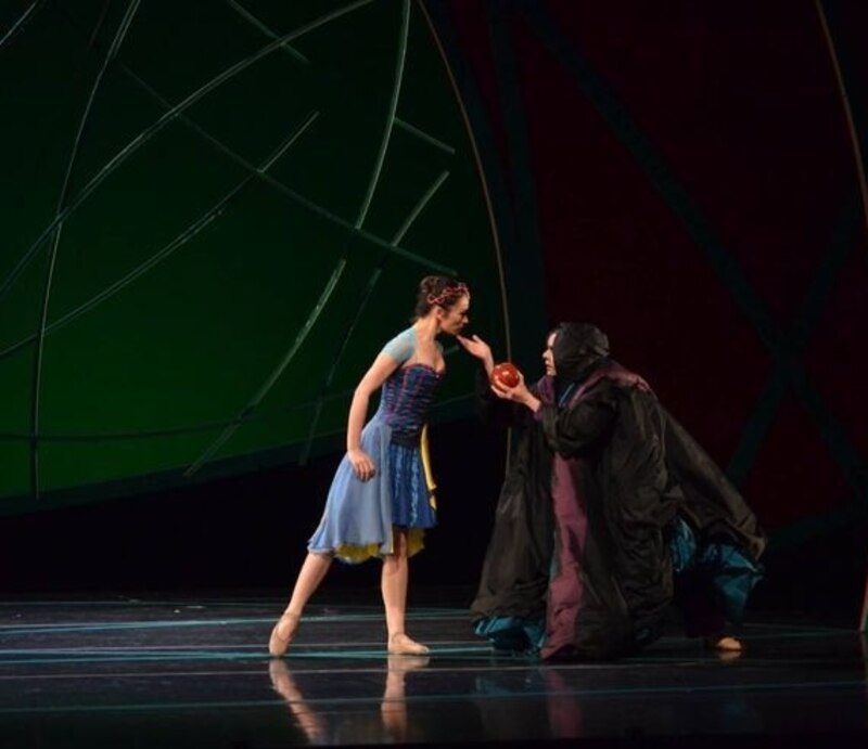 La bruja le da la manzana envenenada a Blancanieves