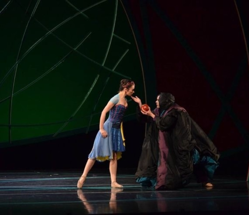 La bruja le da la manzana envenenada a Blancanieves
