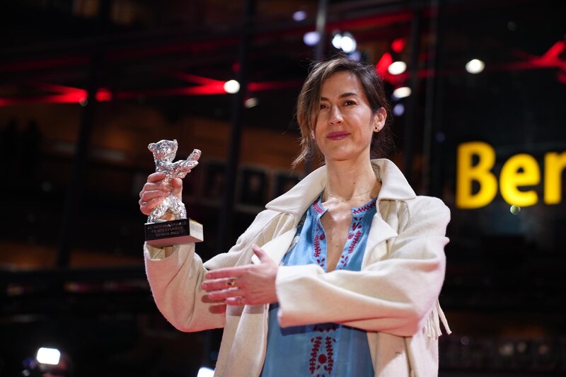 La actriz española Carla Quílez con el Oso de Plata a la mejor actriz en el Festival de Cine de Berlín