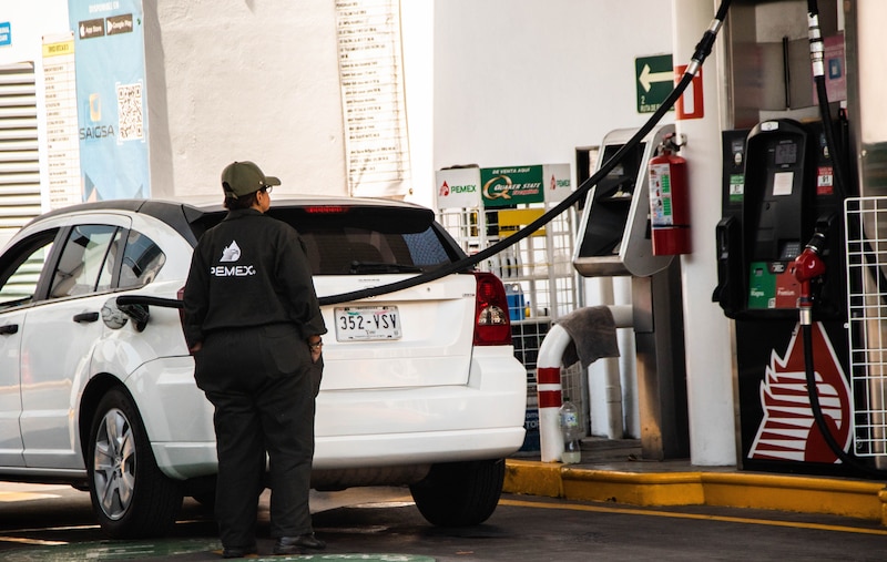 Mujer cargando gasolina en un coche