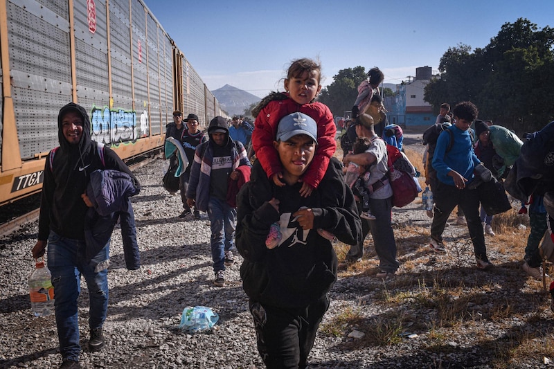 Después de días esperando el tren, durmiendo a un costado de las vías ferroviarias, un grupo de alrededor de 200 migrantes, provenientes en su mayoría de Venezuela,  se montaron en los vagones para continuar su camino al norte del continente.