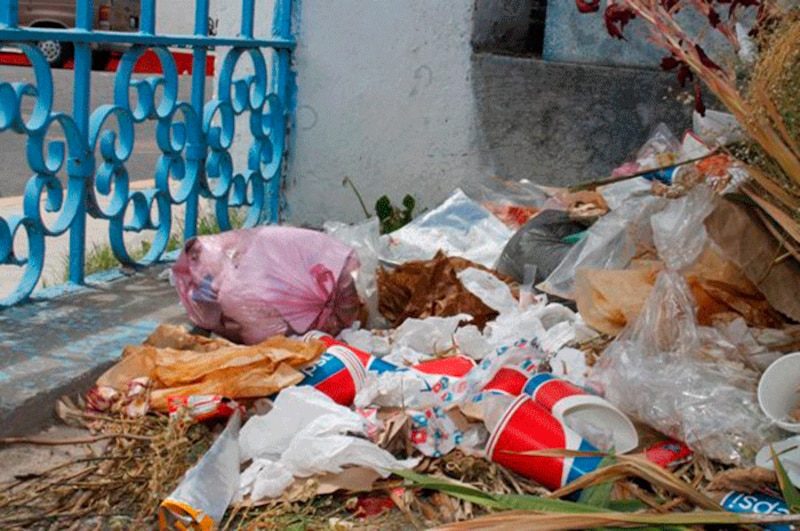 La basura se acumula en las calles de la ciudad