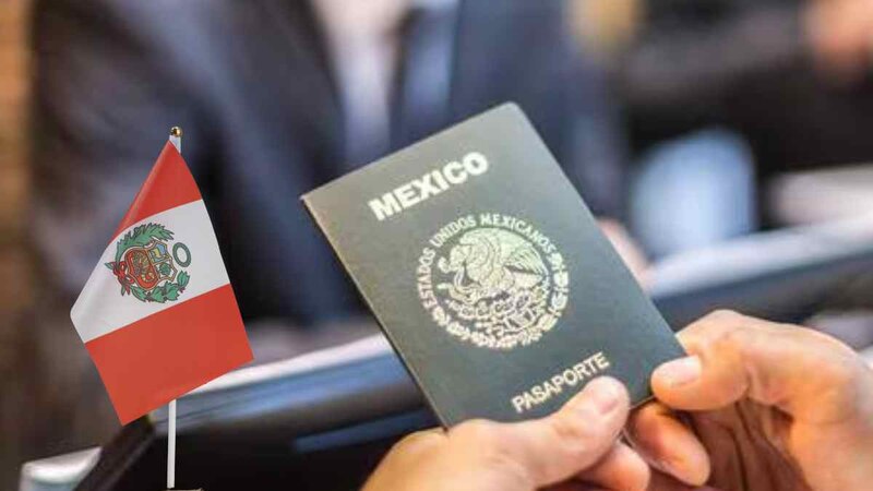 Pasaporte mexicano y bandera peruana