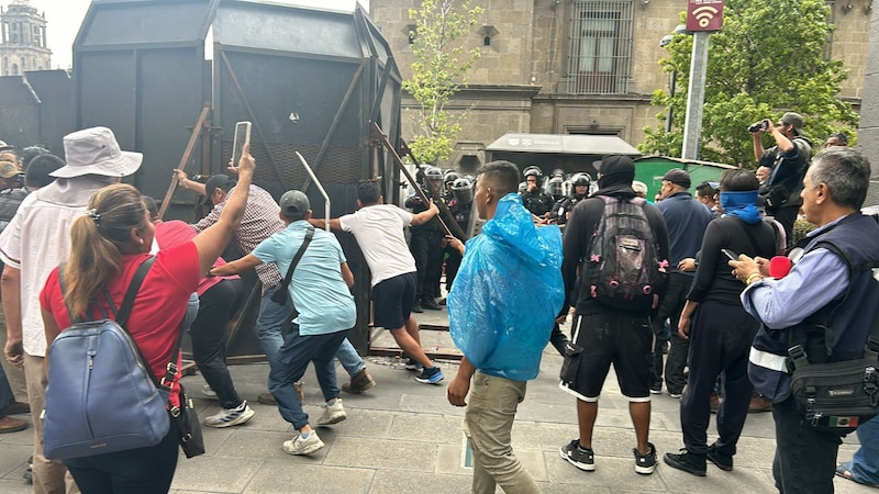 Enfrentamiento entre manifestantes y policías en el zócalo de la Ciudad de México.