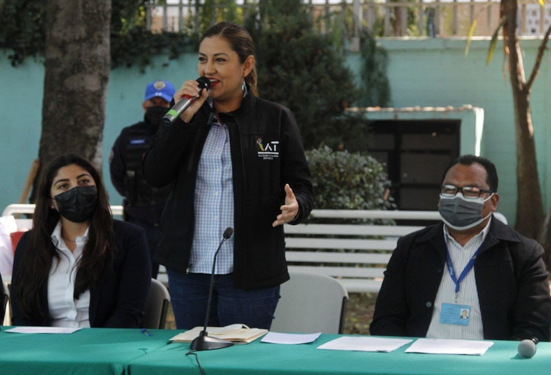 La alcaldesa de Iztapalapa, Clara Brugada, encabeza la entrega de tarjetas del programa Bienestar para las Personas Adultas Mayores