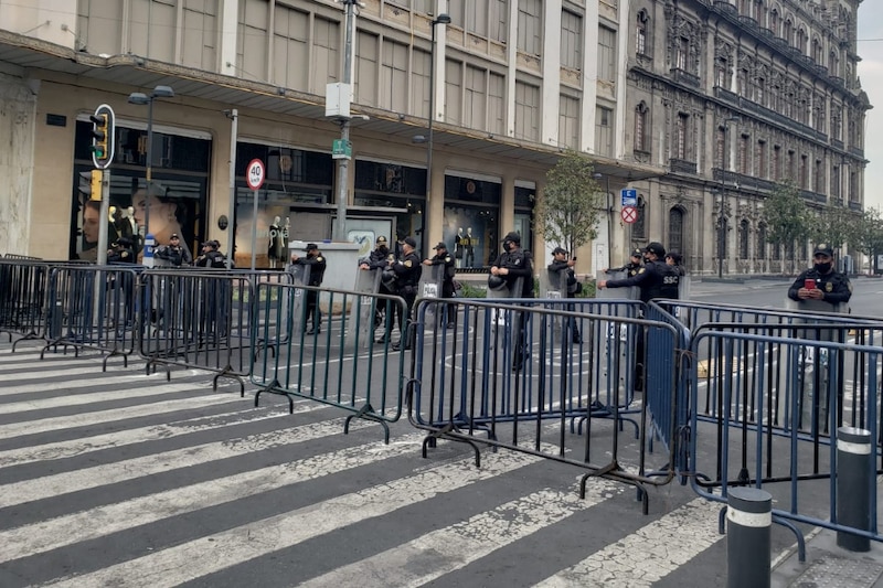 Policías resguardan el Palacio Nacional ante manifestación