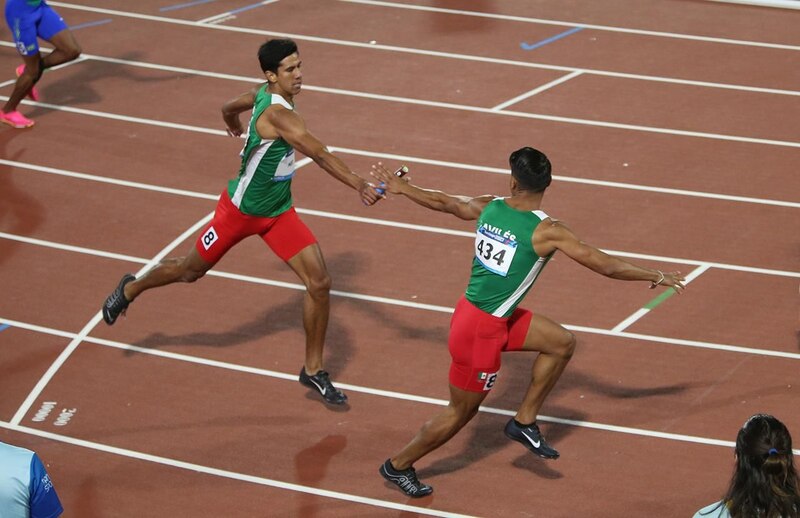 Atletas mexicanos en la pista de atletismo