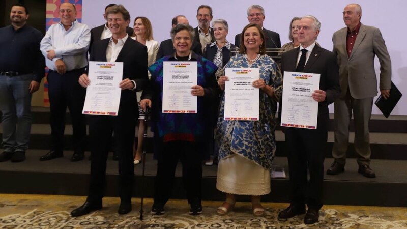 Entrega de constancias a los integrantes del Frente Amplio