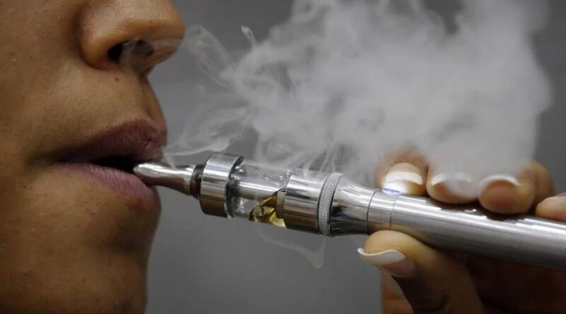Mujer fumando un cigarrillo electrónico