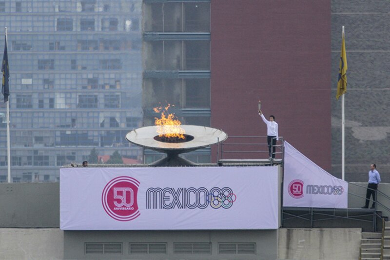 Encendido del pebetero en la ceremonia de inauguración de los Juegos Olímpicos de México 1968