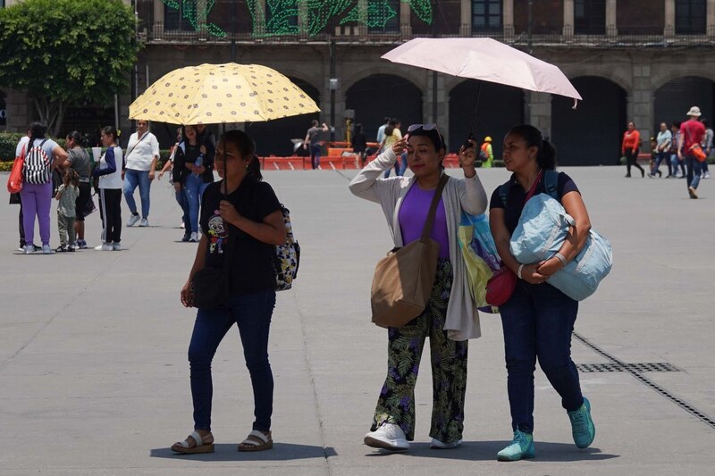 Mujeres caminando por la calle en un día soleado