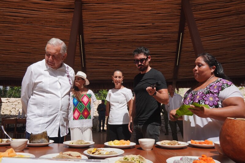 El chef Enrique Olvera y otros invitados especiales en una degustación de platillos típicos mexicanos.