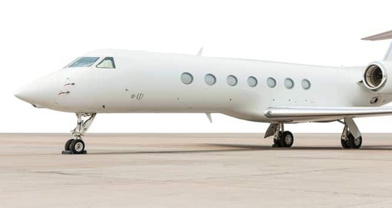 Jet privado en la pista