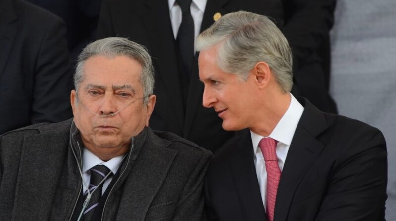 El presidente electo, Andrés Manuel López Obrador, conversa con el presidente saliente, Enrique Peña Nieto.