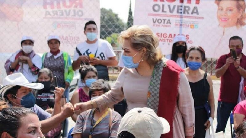 1. La candidata Delfina Gómez saluda a sus simpatizantes.
2. Delfina Gómez, candidata de Morena, saluda a sus simpatizantes.
3. La precandidata de Morena, Delfina Gómez, saluda a sus simpatizantes.
4. Delfina Gómez, precandidata de Morena, saluda a 