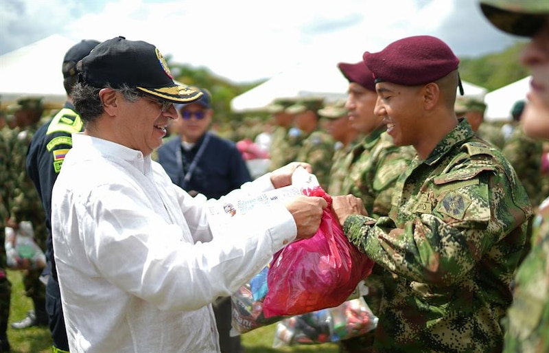 Donación de uniformes a militares