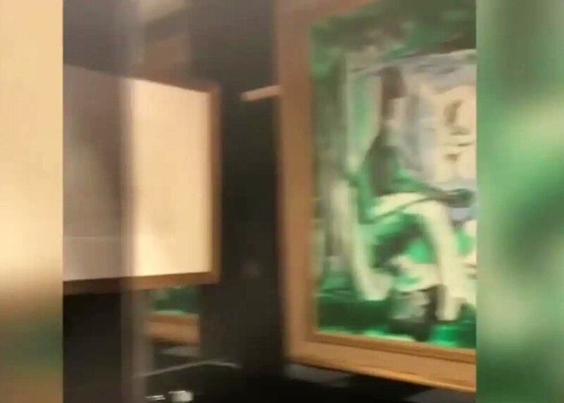 Mujer sentada en un sillón verde