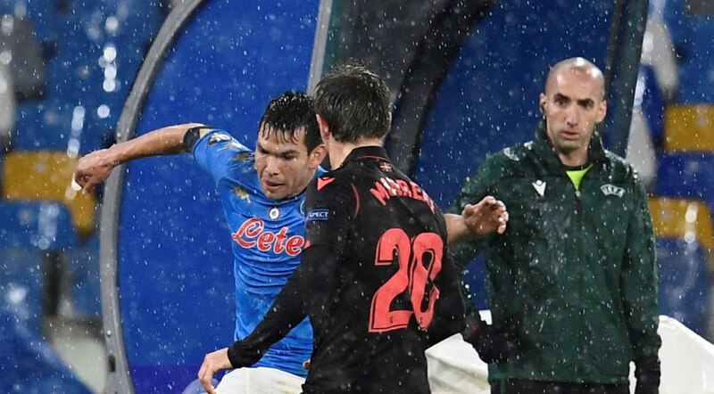 El jugador del Napoli, Lorenzo Insigne, regatea al defensa del Sassuolo, Gian Marco Ferrari, durante el partido de la Serie A italiana.