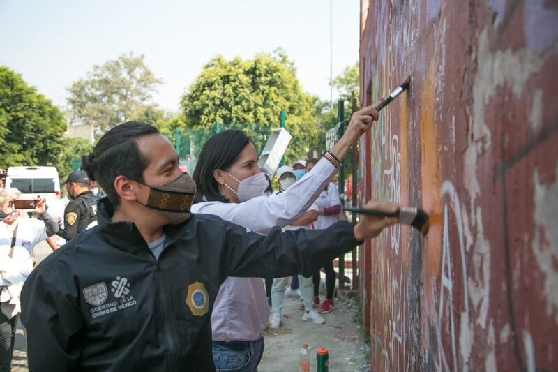 Voluntarios pintan un mural en la Ciudad de México