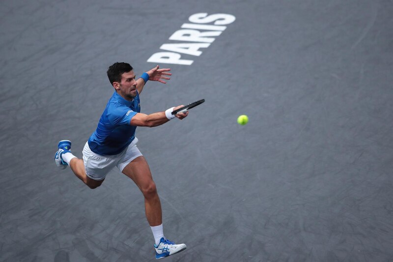 Novak Djokovic en acción durante el Masters de París