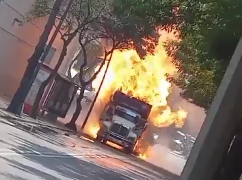 Camión en llamas