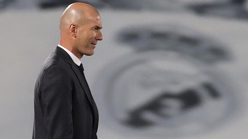 Zidane, el entrenador del Real Madrid, observa el partido desde la banda