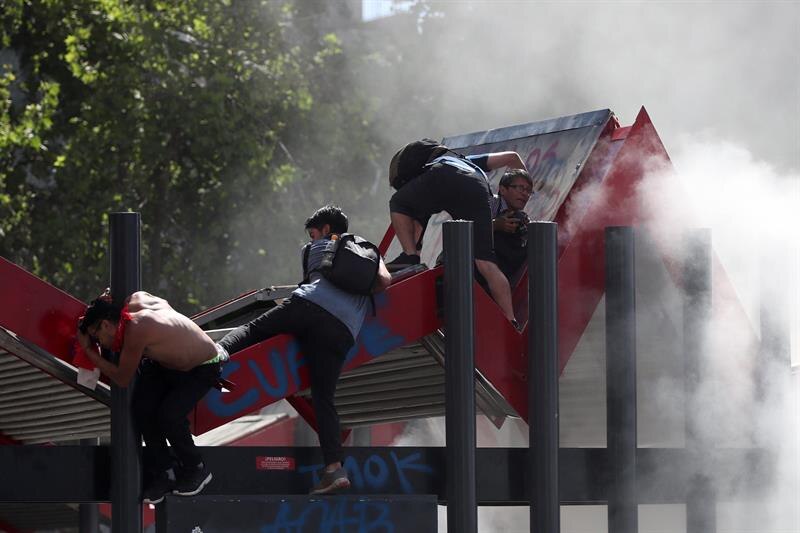 Enfrentamientos entre manifestantes y policías en las calles de Santiago de Chile