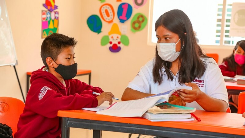 Profesora con un alumno en clase
