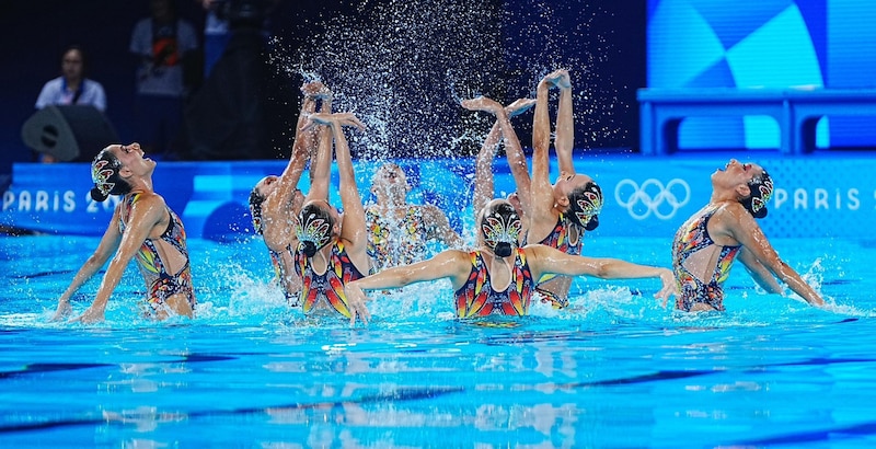 Nadadoras sincronizadas realizando una rutina en los Juegos Olímpicos de París 2024.