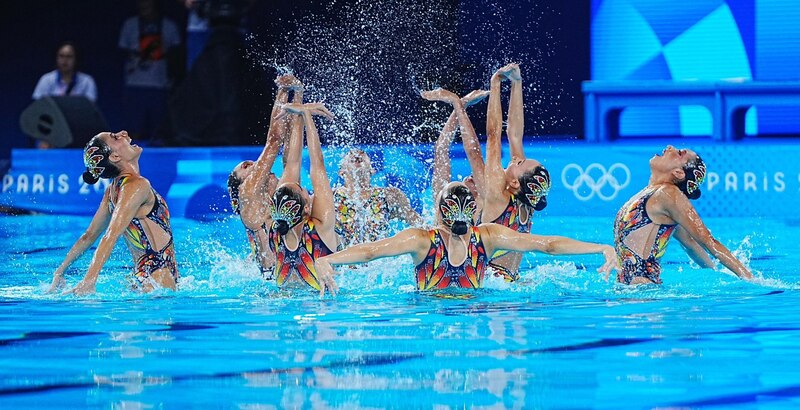 Nadadoras sincronizadas realizando una rutina en los Juegos Olímpicos de París 2024.