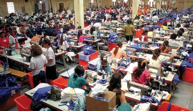 Obreros textiles en una fábrica