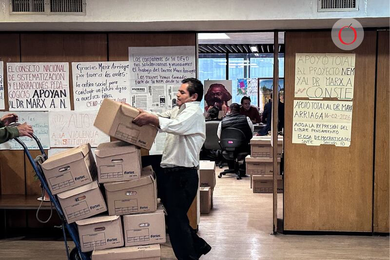 Mientras Arriaga continúa dentro del inmueble, trabajadores de la dependencia comenzaron a retirar cajas y objetos de la oficina que ocupaba