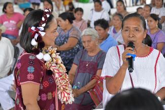Beatriz Mojica cierra filas en la comunidad de Huehuetónoc “Corazón del telar de cintura”