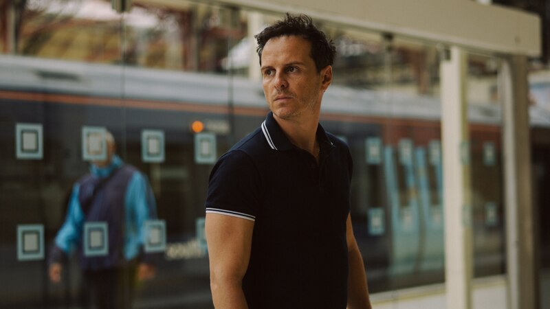 Un hombre mirando un tren